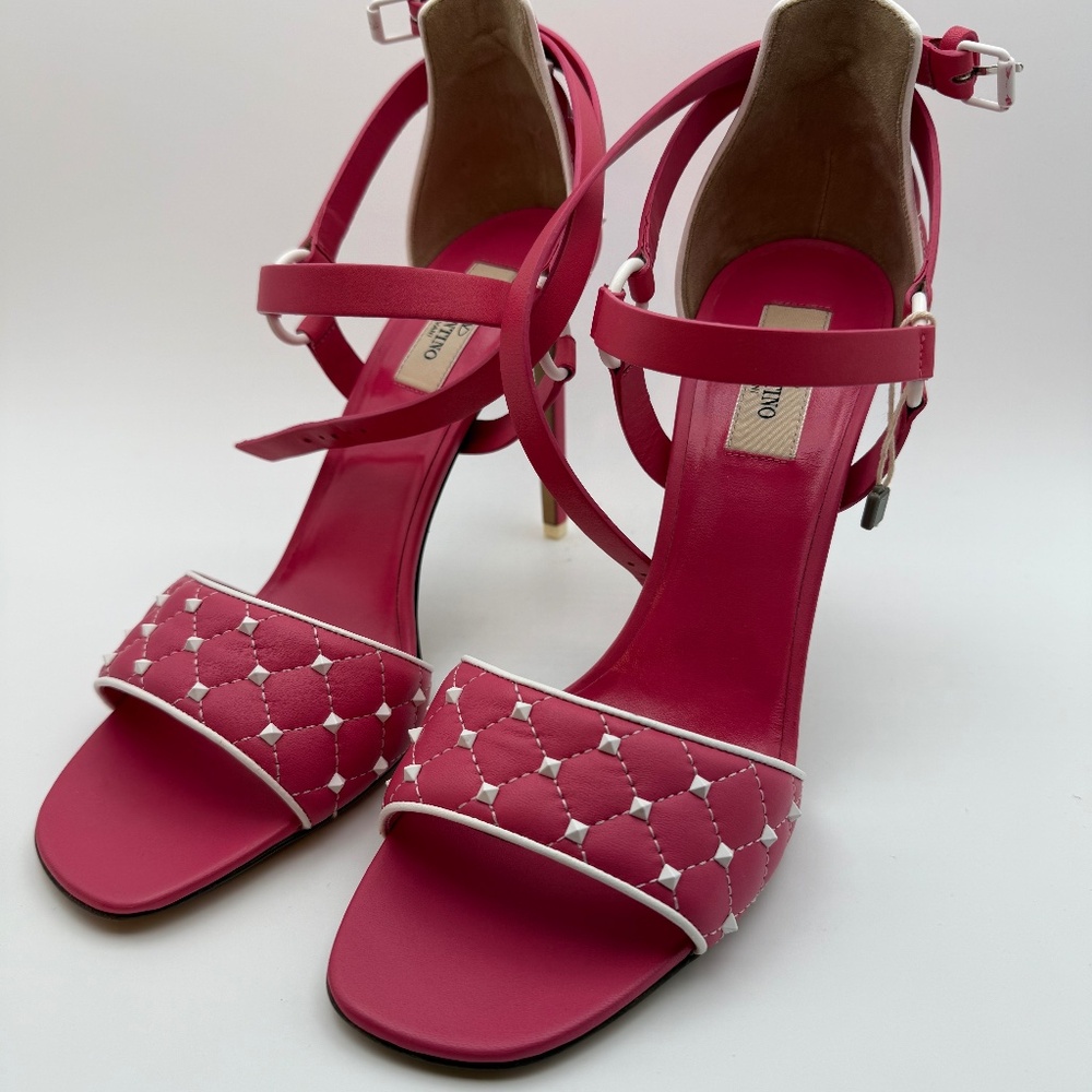 NEW IN BOX!!! VALENTINO FREE ROCKSTUD PINK WHITE SANDALS SIZE 41